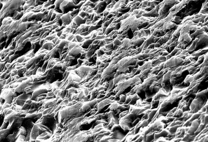 Отполированная поверхность стекла под микроскопом