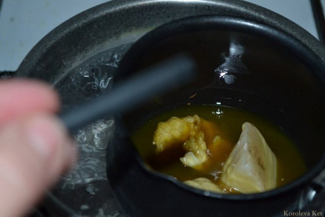 Плавление воска на водяной бане
