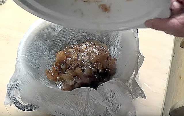 Процеживать нужно через марлю